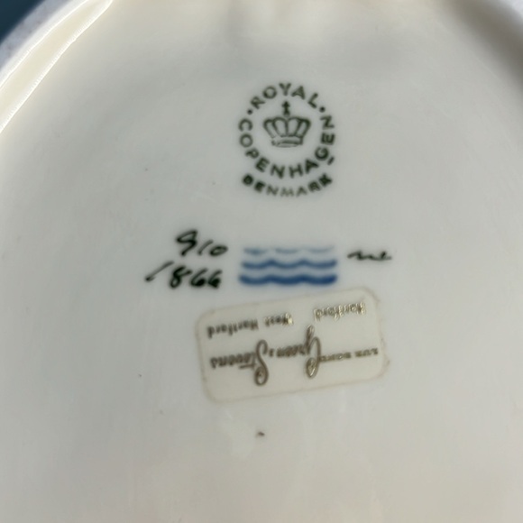 Royal Copenhagen Frijsenborg 910 leaf shaped dish - Picture 4 of 5